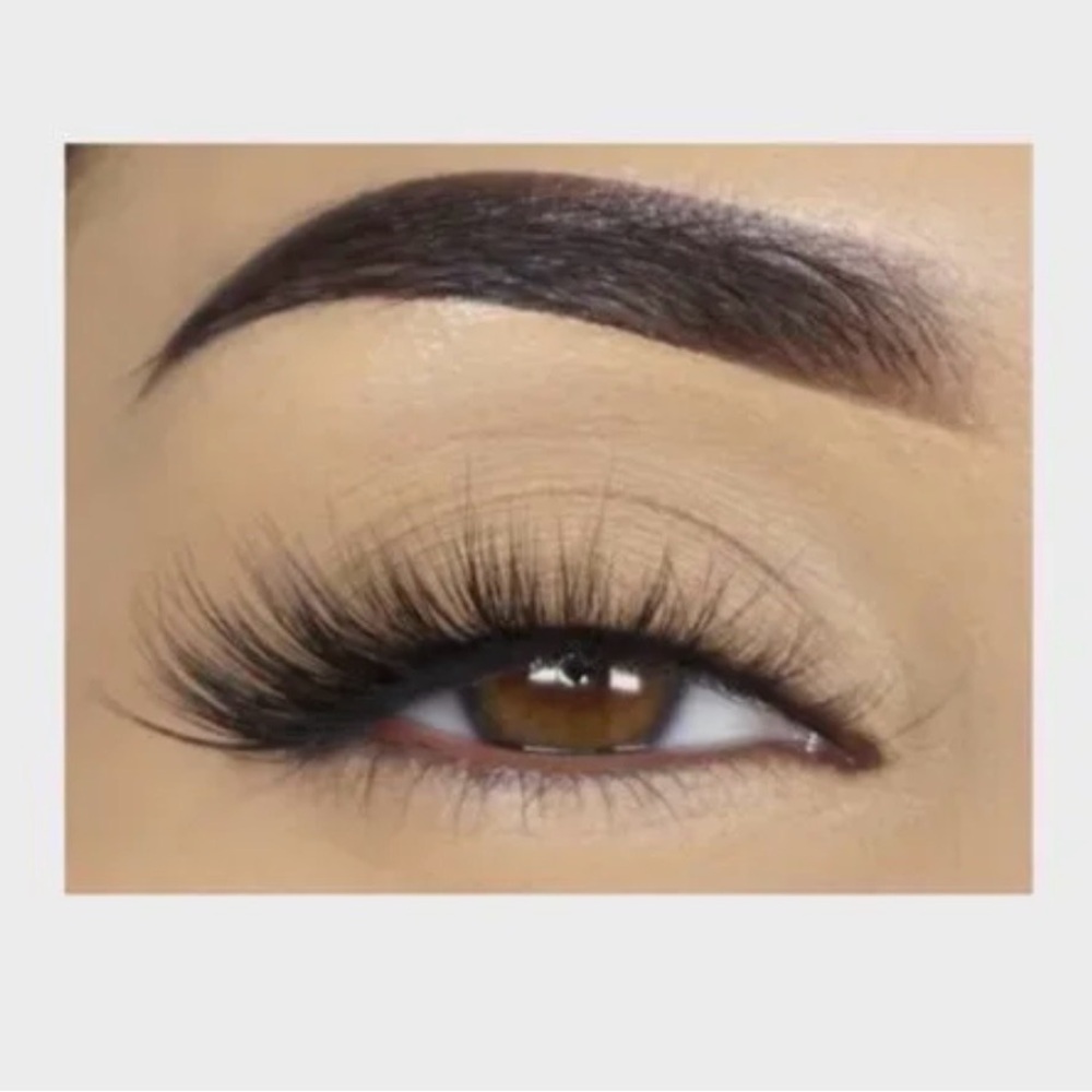 Lilly Lashes Black Faux Mink Wispy False Eyelashes - Picture 3 of 4